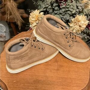 Like New! Seven Dials Tan Lace Up Ankle Boots Beautiful Details Comfortable